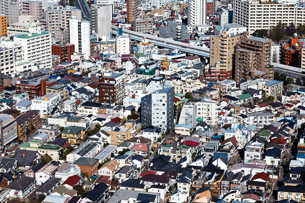 Questa foto scattata nel quartiere di Ebisu a Tokyo mostra come la città giapponese non sia affatto il paradiso dei grattacieli. -Jérémie Souteyrat per Zoom Giappone-