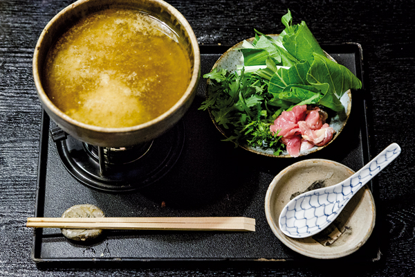 Il “cuoco della terra” propone alla sua clientela una cucina semplice e essenziale. -Jérémie Souteyrat per Zoom Giappone-
