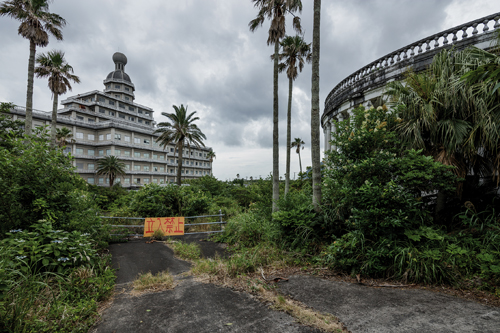 Simbolo della follia immobiliare degli anni Sessanta, l’Oriental Hotel Resort è oggi abbandonato. ©Jérémie Souteyrat per Zoom Giappone